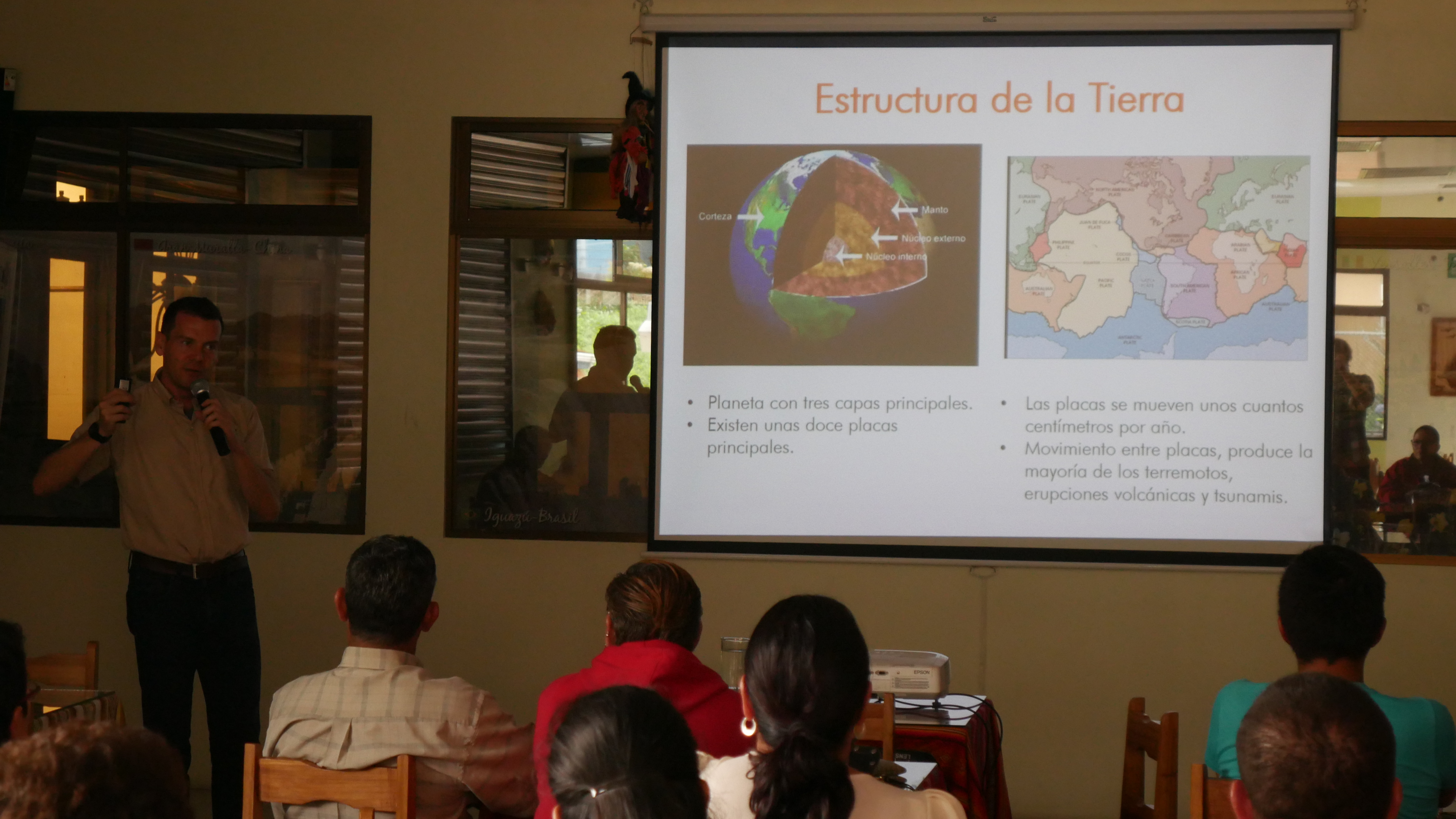 El Dr. Lepolt Linkimer fue quien dio la charla. 