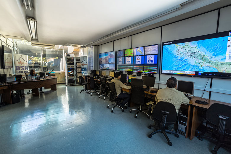 Fotografía de instalaciones internas de la Red Sismológica