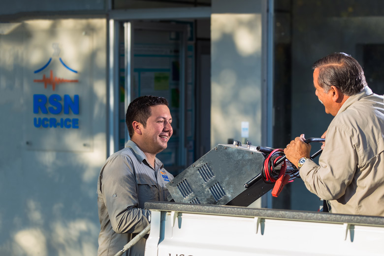 Fotografía de personal de la Red Sismológica trabajando